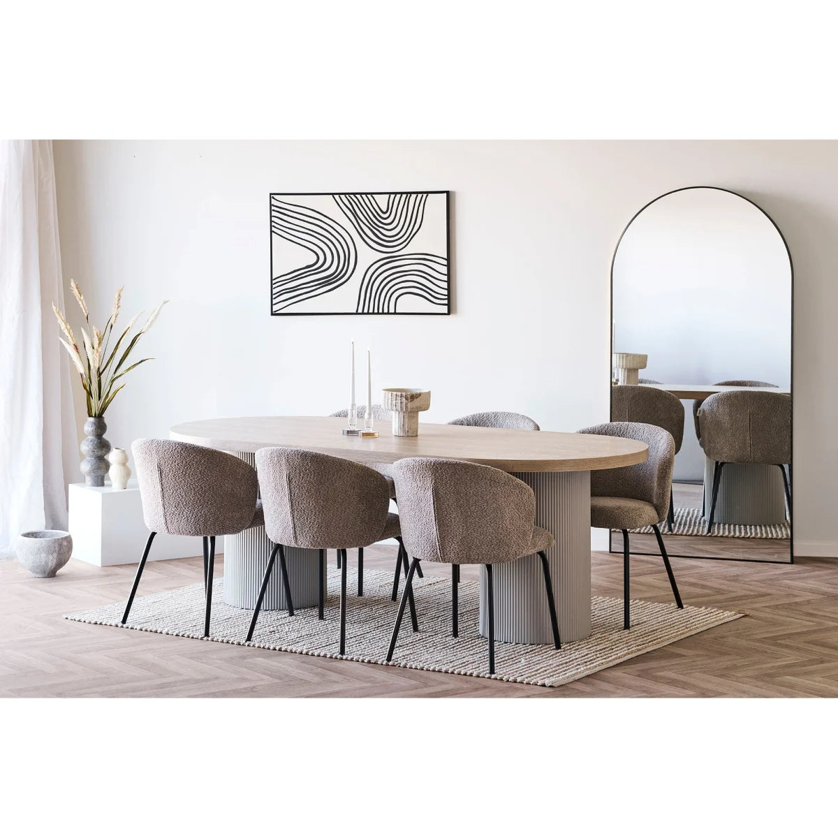 Table de salle à manger ovale en bois avec base à pilastre rainurée, style élégant