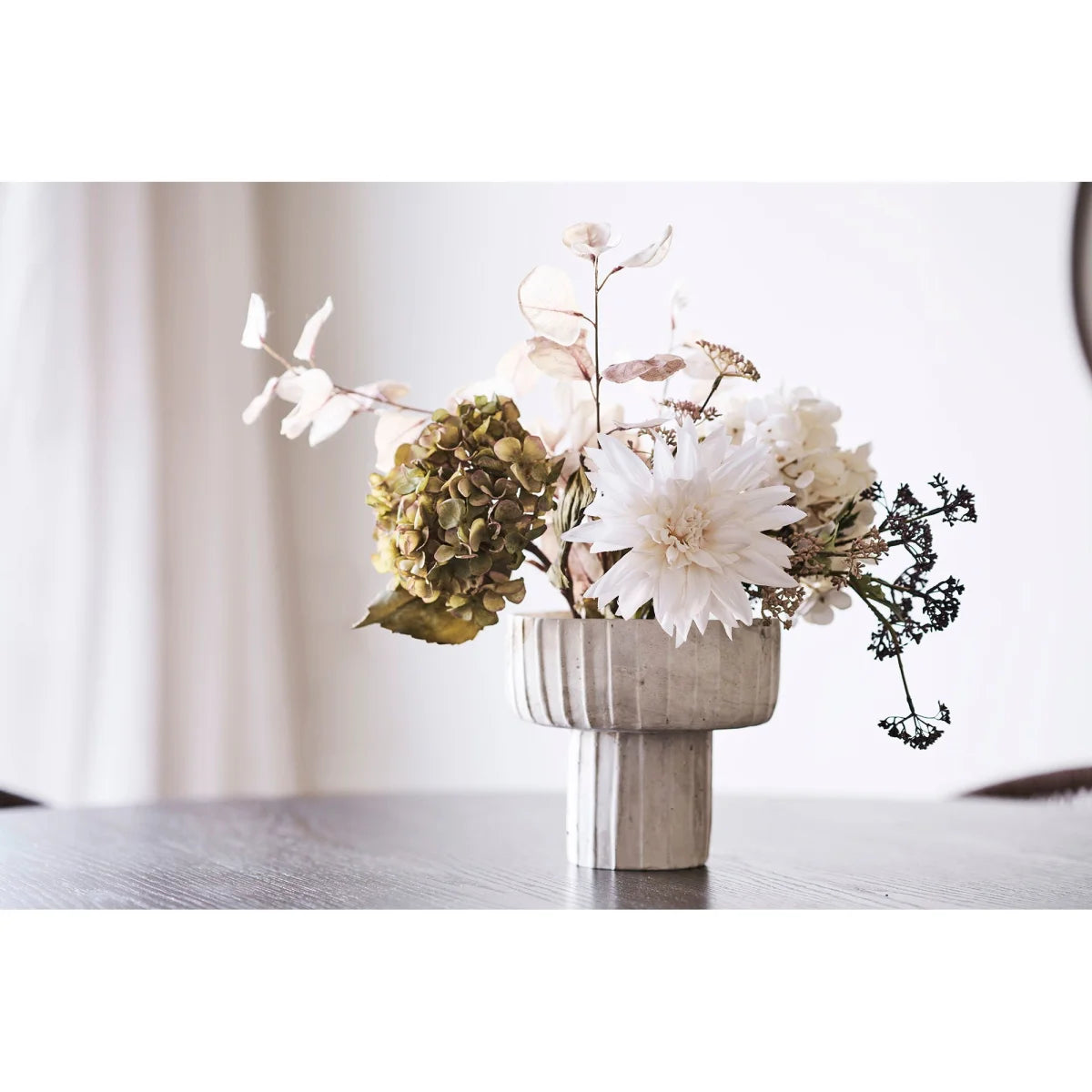 Vase en ciment beige marbré avec fleurs séchées et fraîches, finition mate rainurée