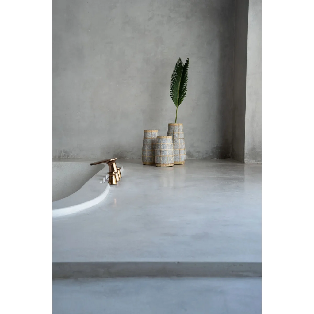 Vase conique en terre cuite et rotin béton naturel – H26 cm