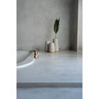 Vase conique en terre cuite et rotin béton naturel – H26 cm