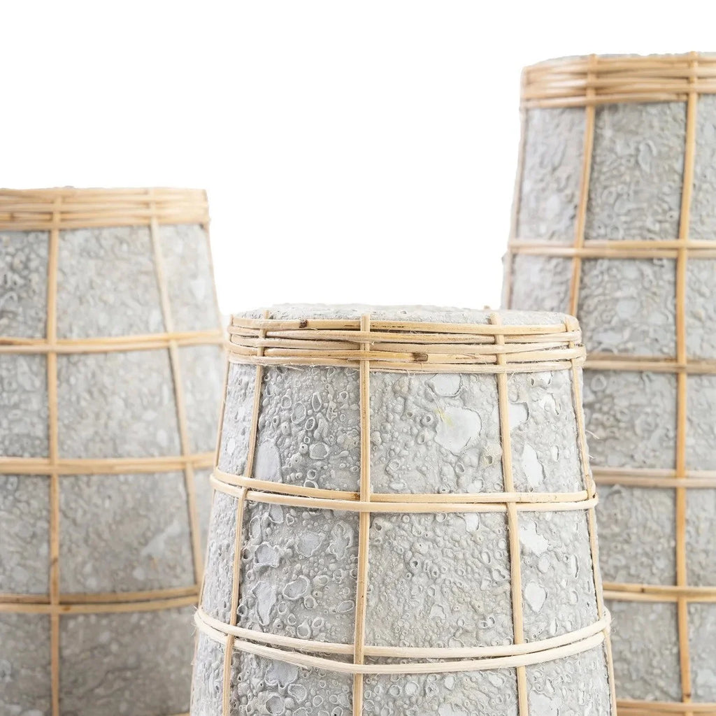 Vases coniques en terre cuite et rotin avec textures grises et cadres en bambou