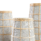 Vases coniques en terre cuite et rotin avec textures grises et cadres en bambou