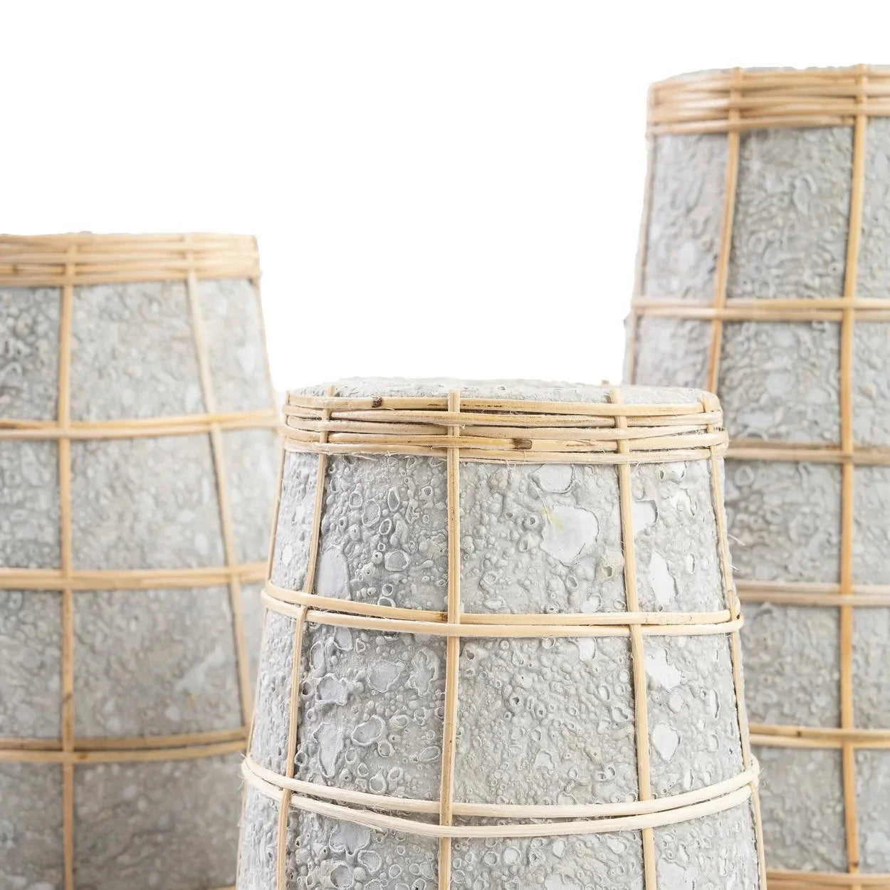 Vases coniques en terre cuite et rotin avec textures grises et cadres en bambou