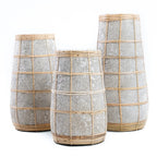 Vases coniques en terre cuite et rotin avec cadres en bambou, décoration élégante