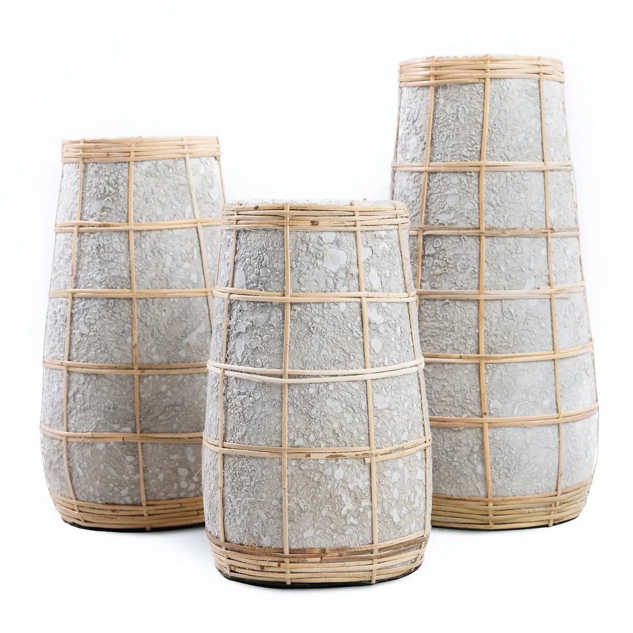 Vases coniques en terre cuite et rotin avec cadres en bambou, décoration élégante