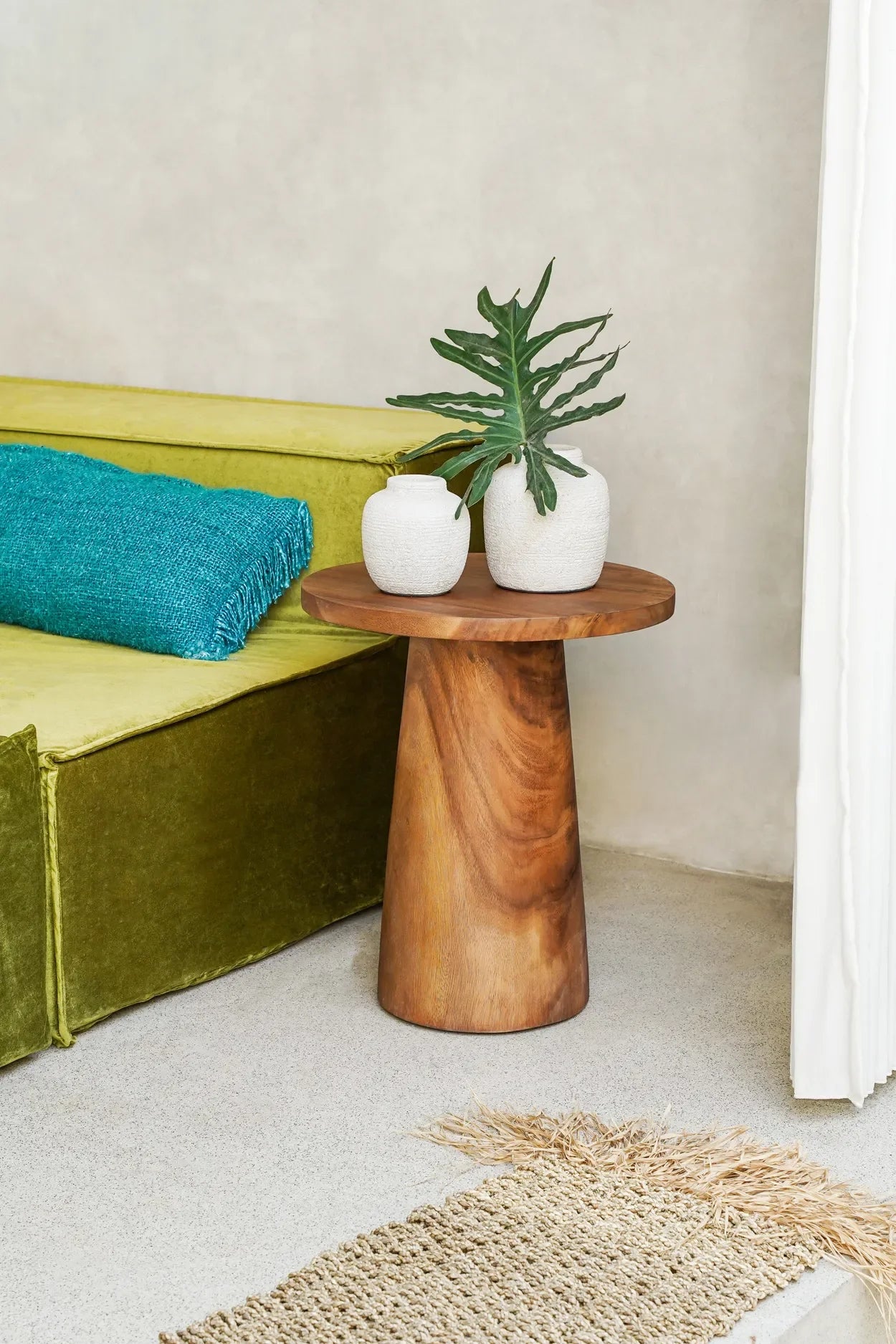 Table en bois avec vases, vase cylindrique en terre cuite effet béton beige H22 cm