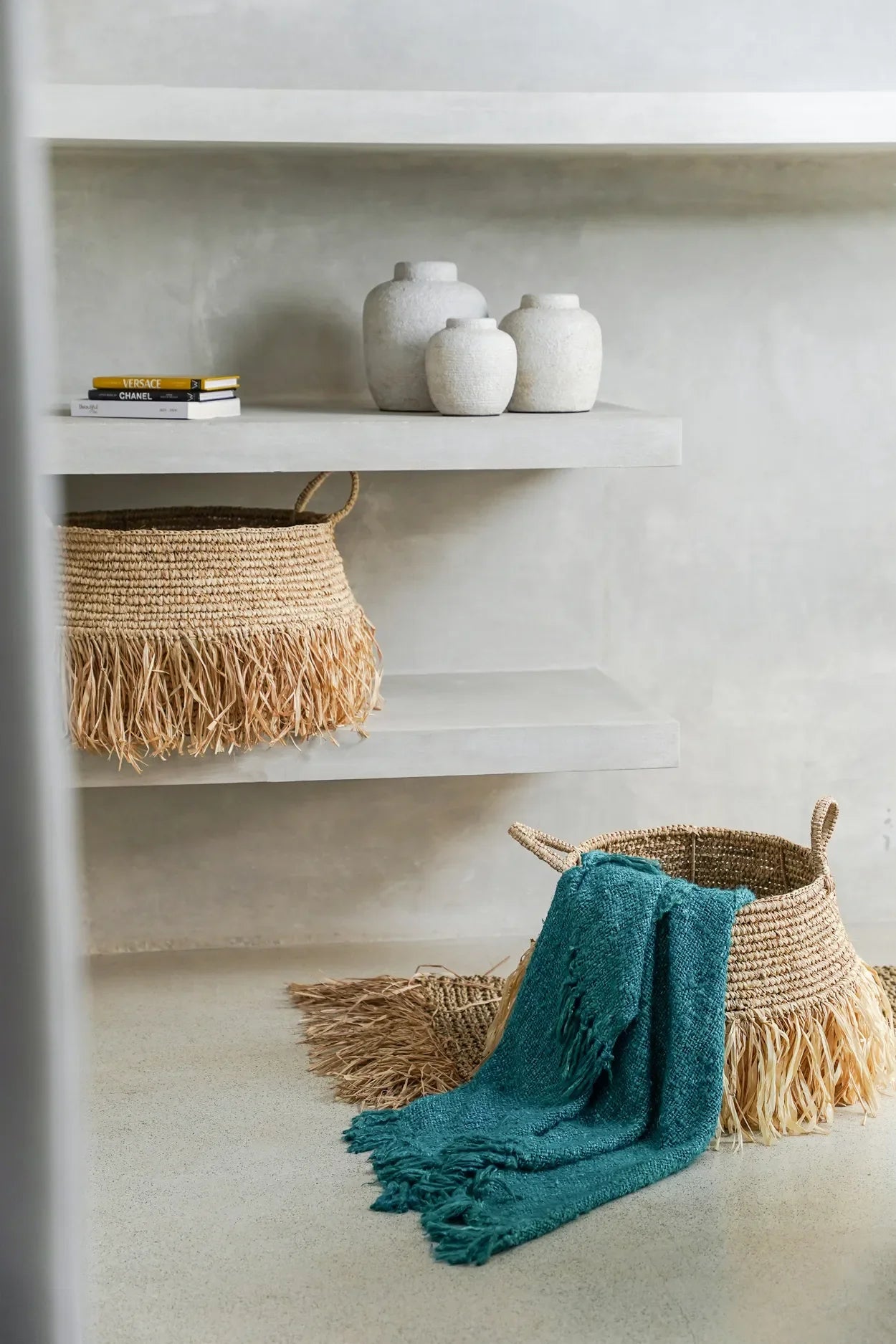 Panier tissé avec franges, parfait pour décorer avec le Vase cylindrique en terre cuite beige