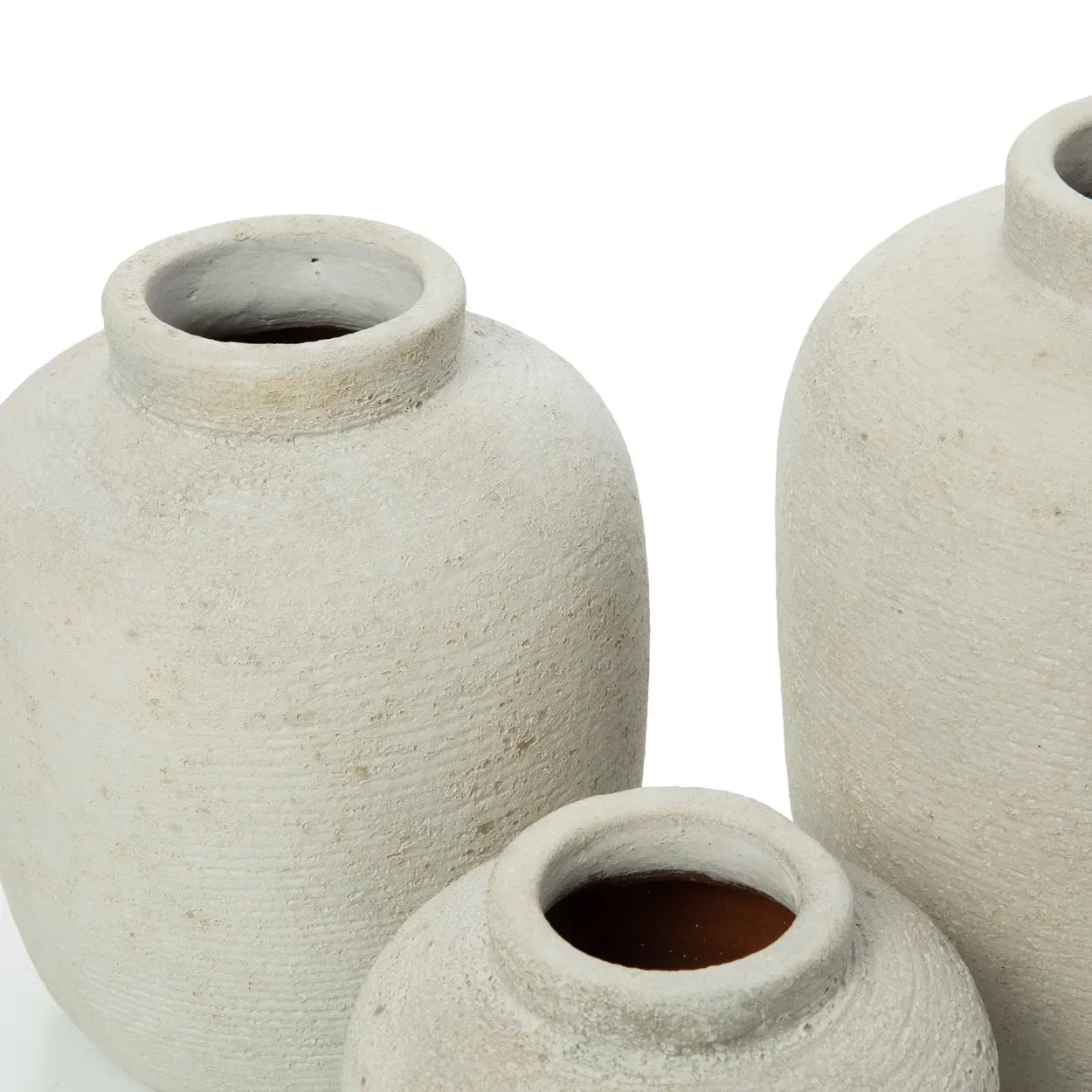 Vases cylindriques en terre cuite effet béton beige avec textures naturelles