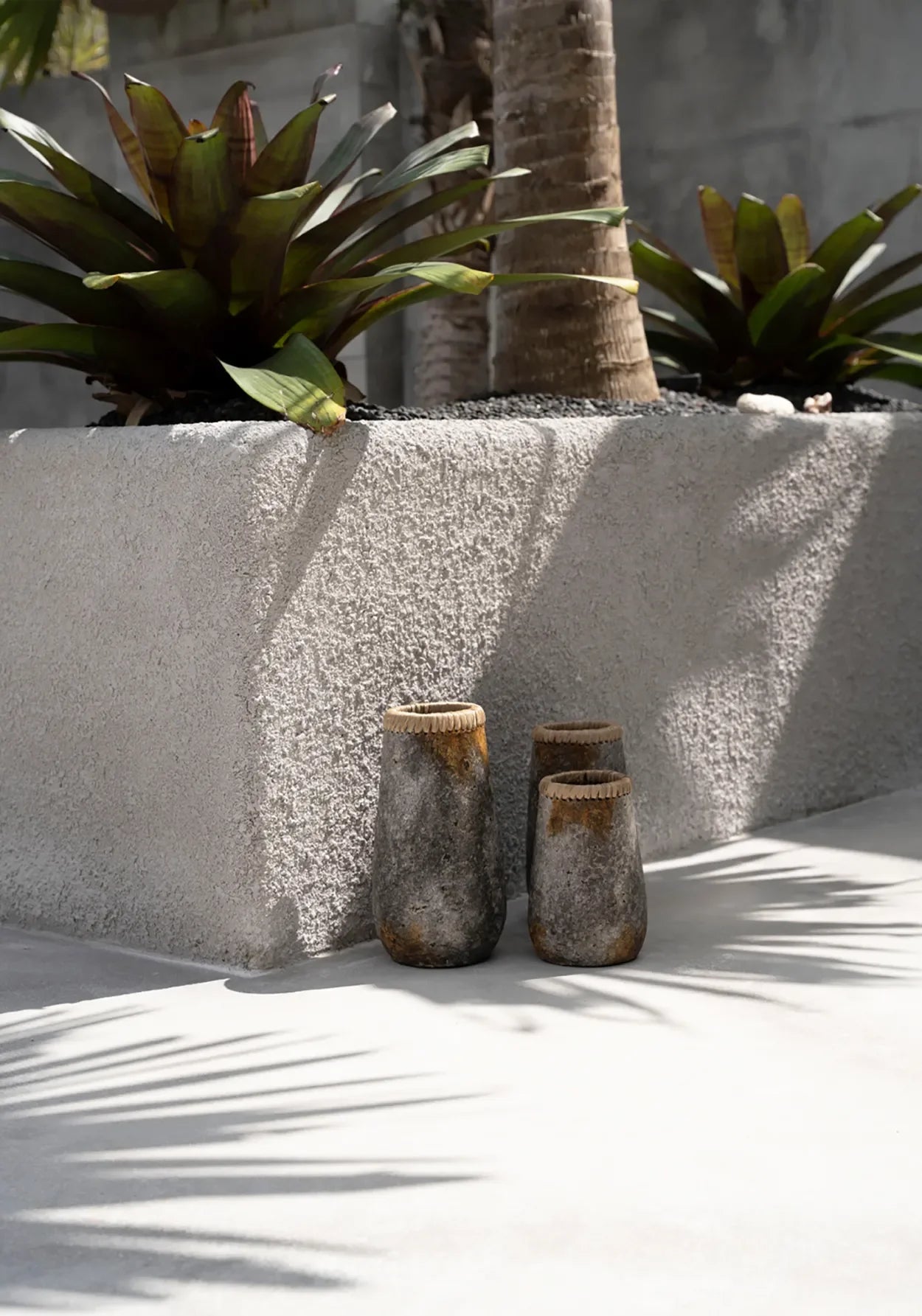 Vase cylindrique en terre cuite gris antique avec détail en raphia, style rustique