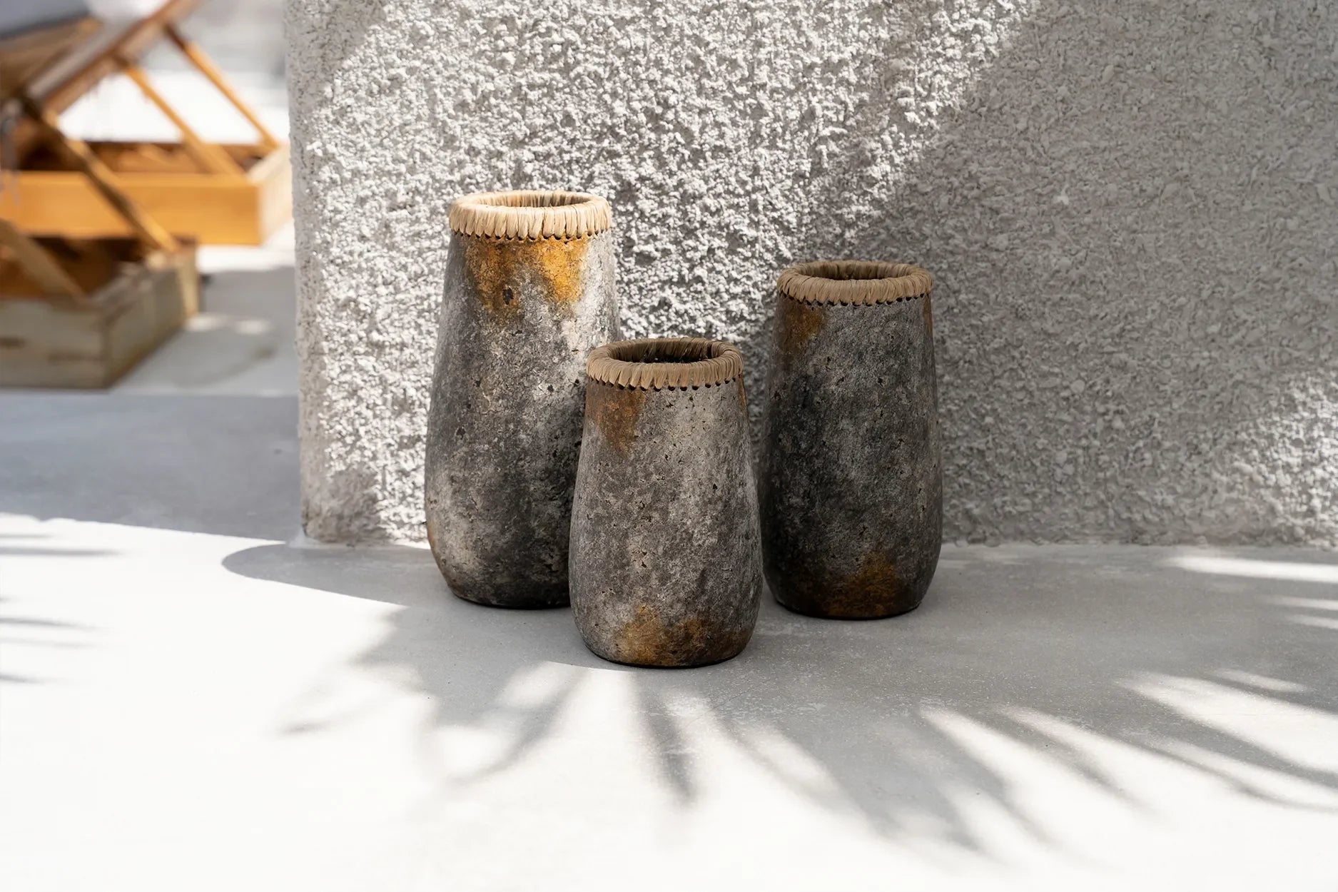 Vases cylindriques en terre cuite gris antique avec détails en raphia et bords cousus