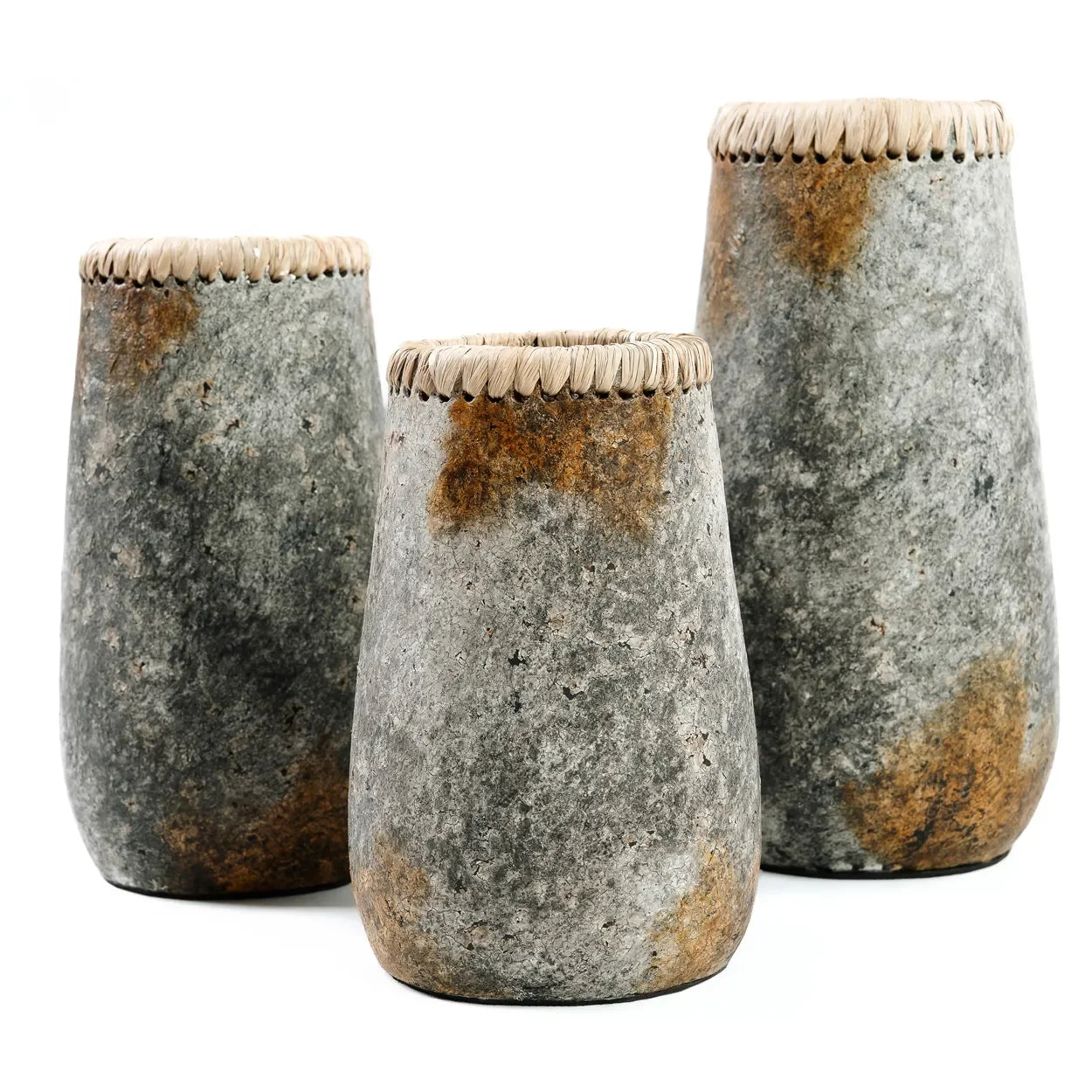 Trois vases cylindriques en terre cuite gris antique avec détails en raphia