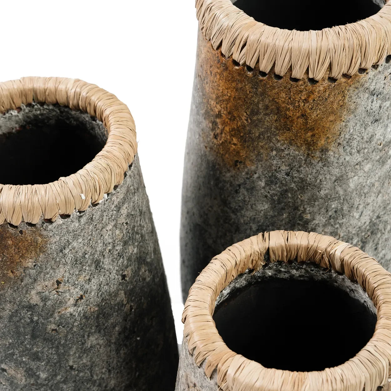 Vase cylindrique en terre cuite gris antique avec détail en raphia et texture gravée