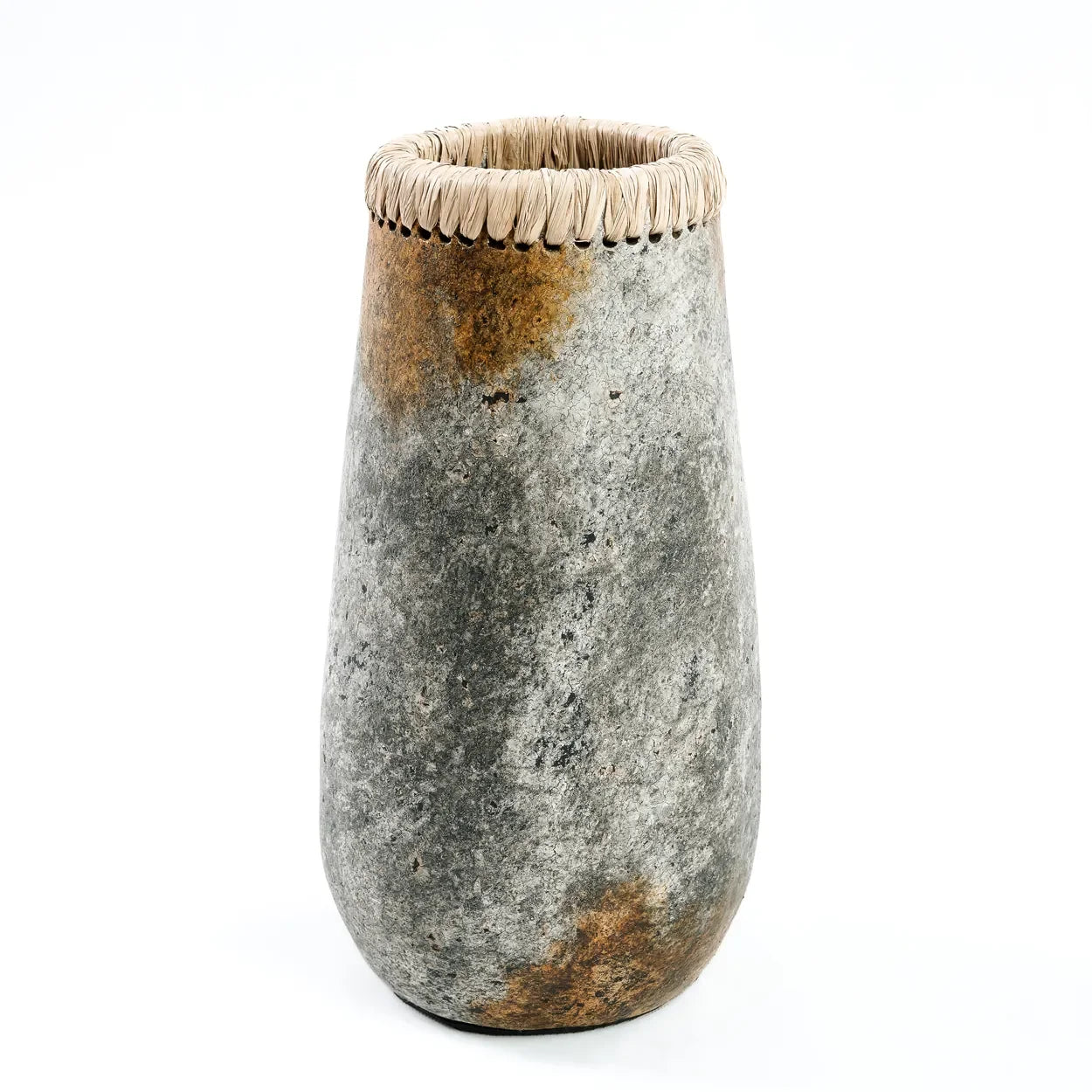 Vase cylindrique en terre cuite gris antique avec texture et detail en raphia