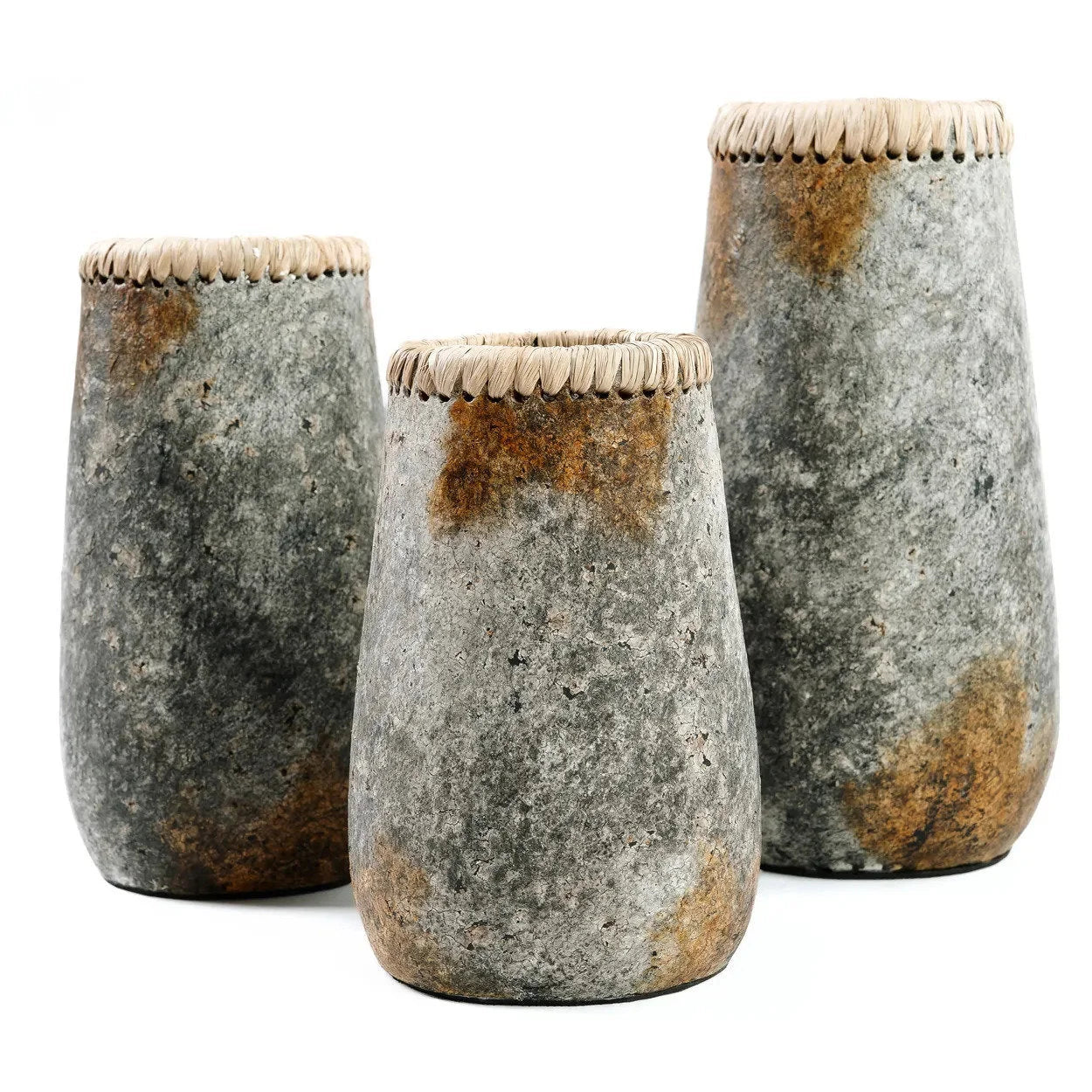Vase cylindrique en terre cuite gris antique avec détail en raphia – H31 cm