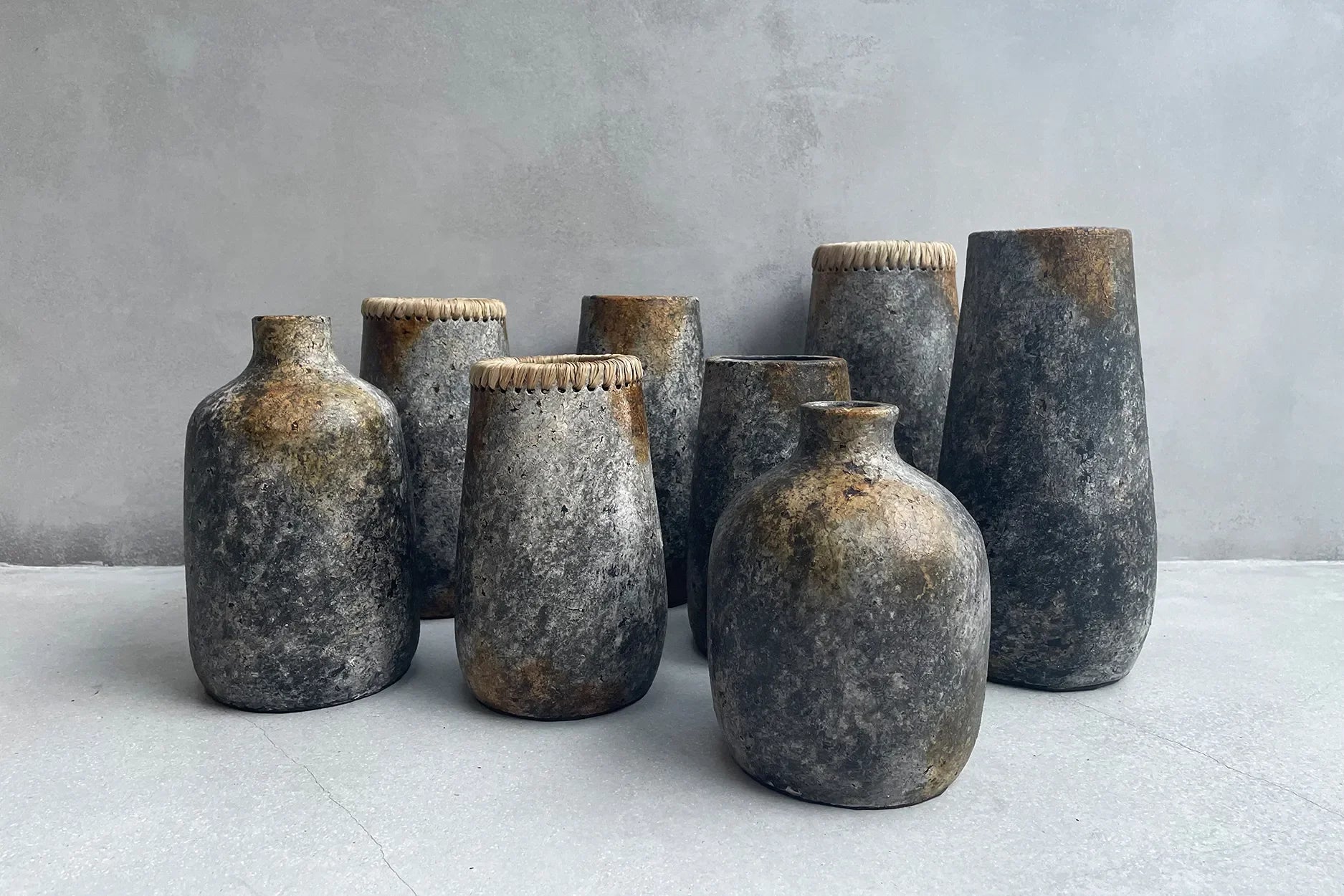 Vases en terre cuite grise antique avec détails en raphia, style rustique