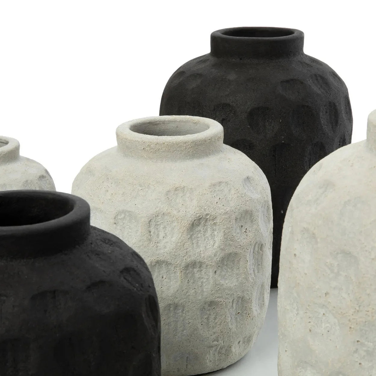 Vase cylindrique en terre cuite gris béton avec motifs en relief, collection de vases texturés
