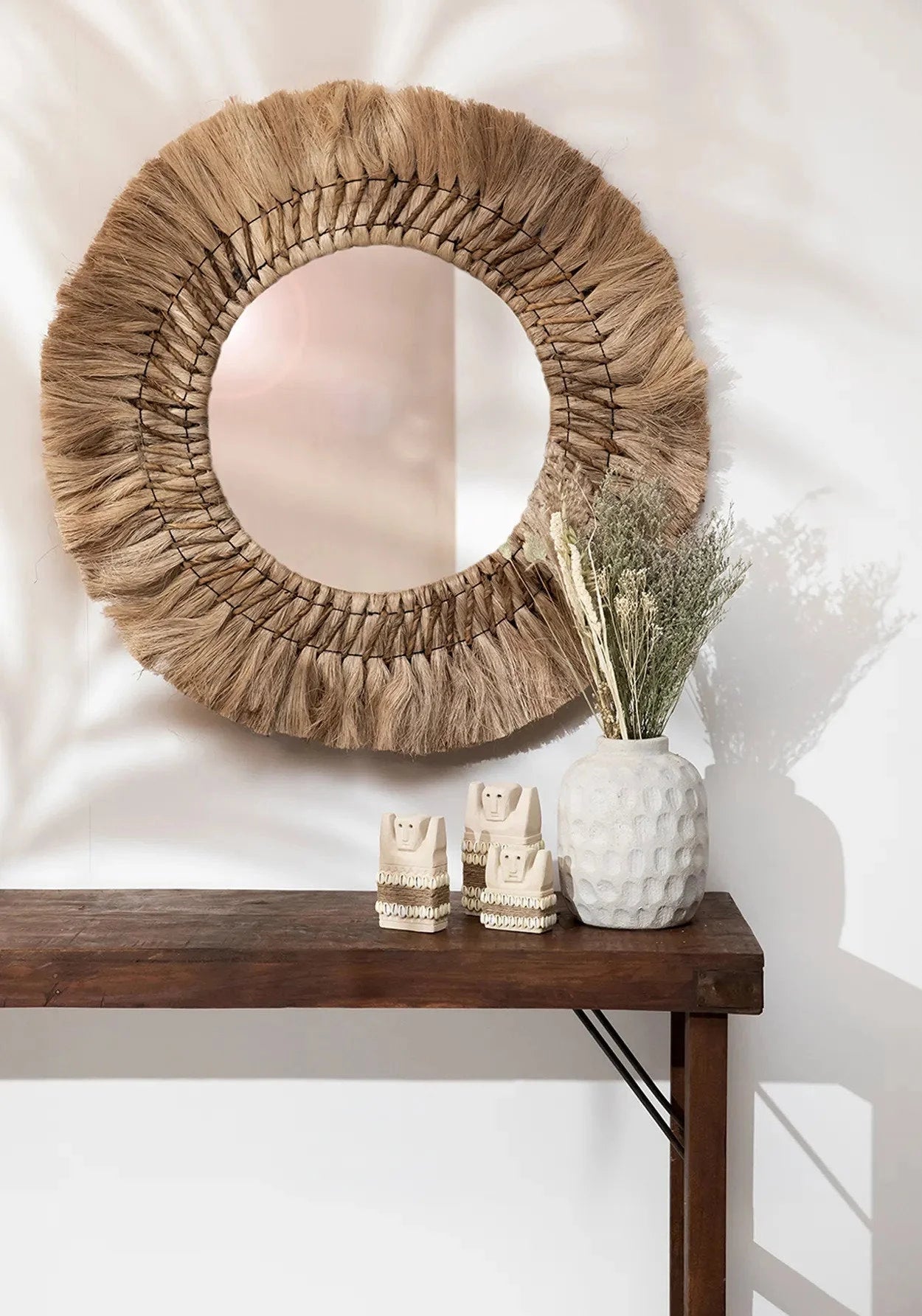 Miroir rond avec cadre en raffia tressé pour une décoration naturelle et élégante