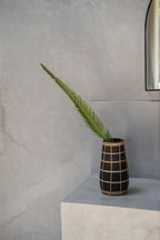 Vase cylindrique en terre cuite noir et rotin tressé – H26 cm