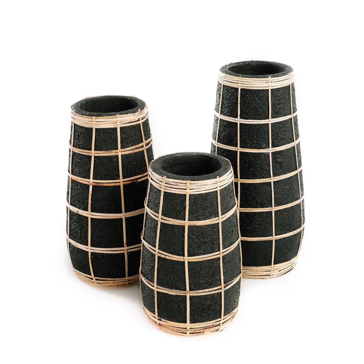 Vase cylindrique en terre cuite noir et rotin tressé – H26 cm