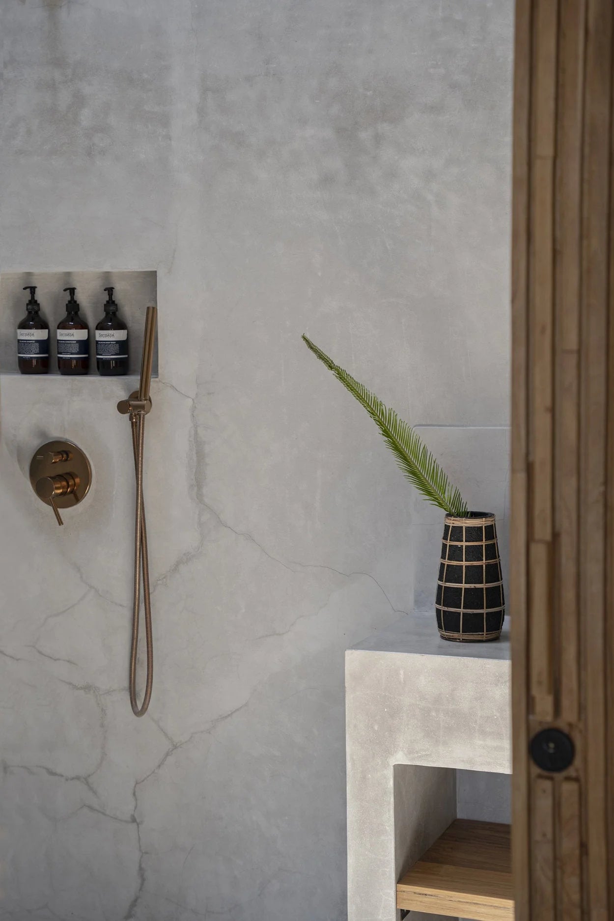 Espace douche moderne dans une salle de bain avec Vase cylindrique en terre cuite noire et rotin tressé