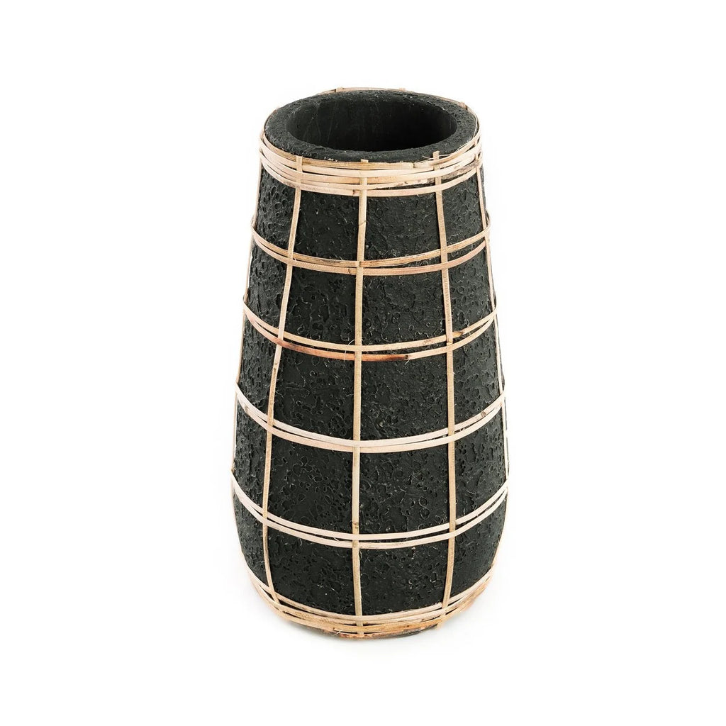 Vase cylindrique en terre cuite noire et rotin tressé avec une texture noire distincte