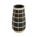 Vase cylindrique en terre cuite noire et rotin tressé avec une texture noire distincte