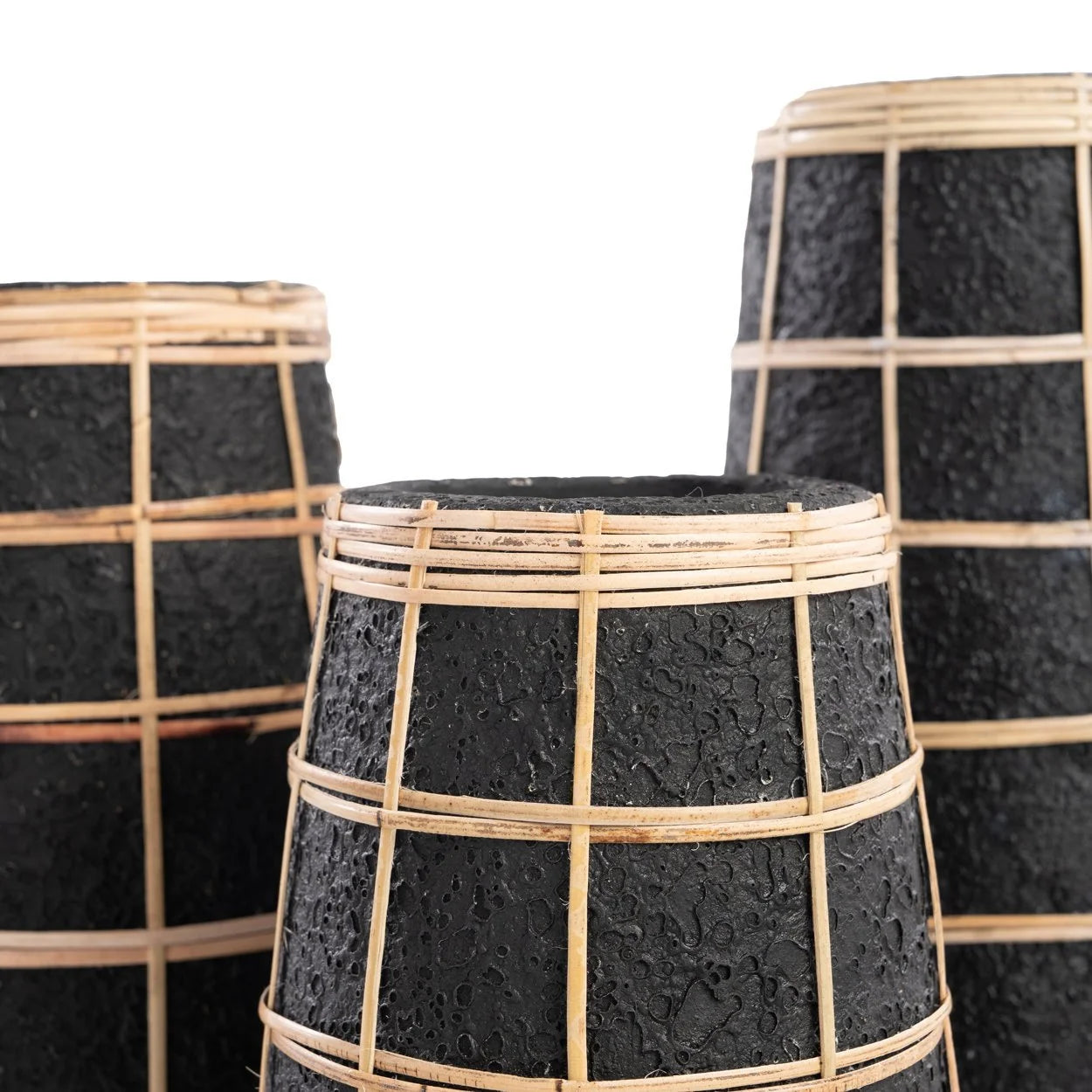 Vases cylindriques en terre cuite noire avec texture et rotin tressé, hauteur 26 cm
