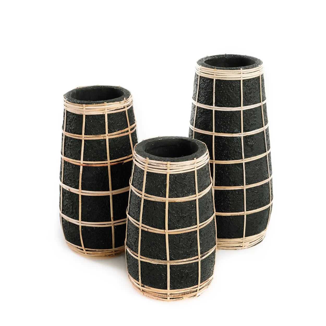 Trois vases cylindriques en terre cuite noire avec grilles en rotin tressé