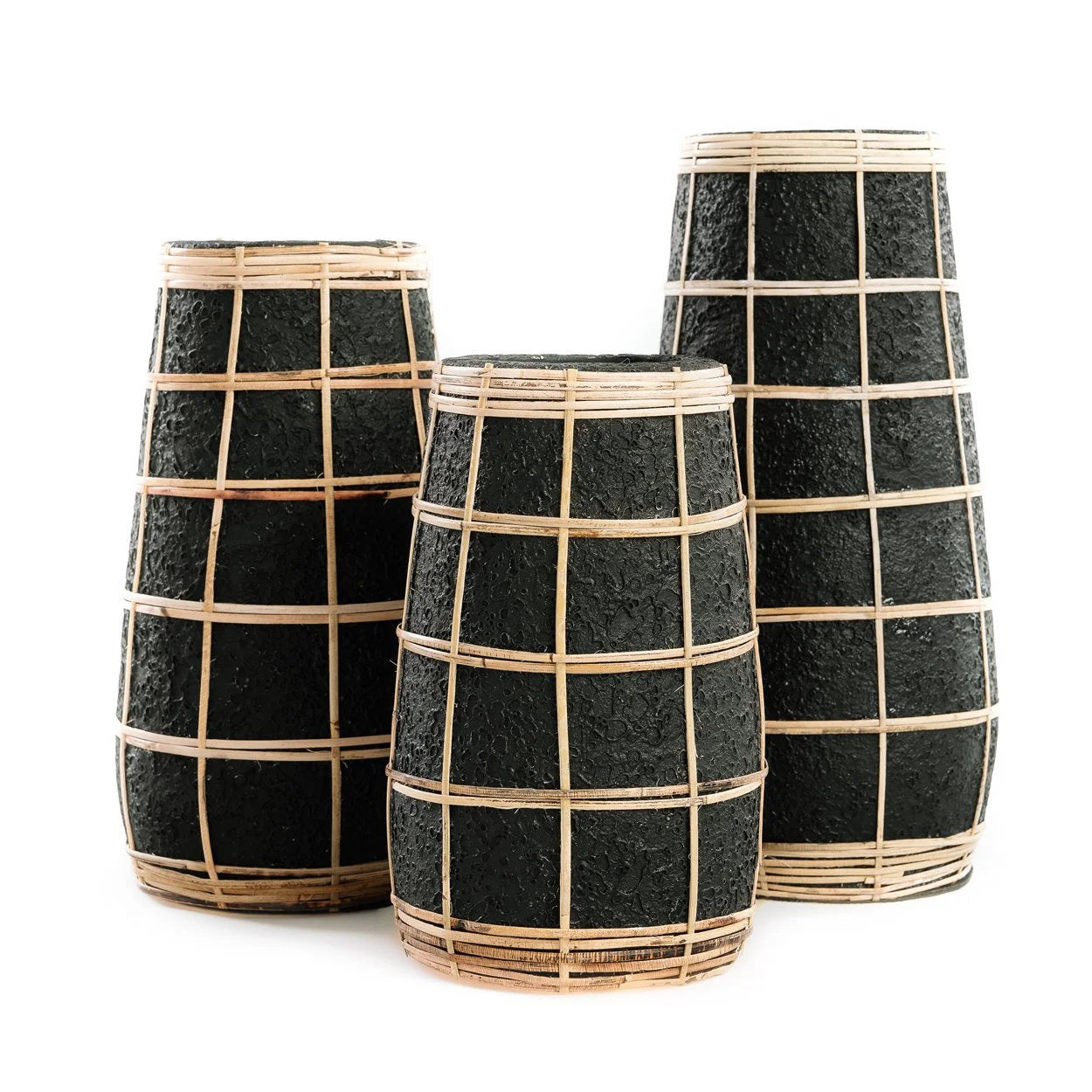 Vases cylindriques en terre cuite noire et rotin tressé avec bambou lattice
