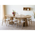 Table à manger ovale en bois avec chaises assorties, design moderne et élégant
