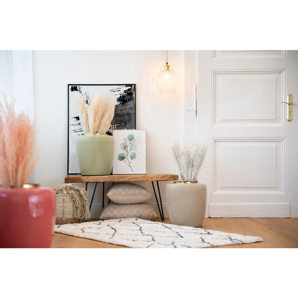 Arrangement intérieur décoratif avec pampas, œuvre d’art et accessoires dans Vase Art Deco 100 Koralle Gold