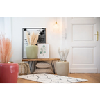 Arrangement intérieur décoratif avec pampas, œuvre d’art et accessoires dans Vase Art Deco 100 Koralle Gold