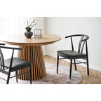 Table ronde moderne bois clair base cannelée avec vase céramique anthracite ondulé H19 cm