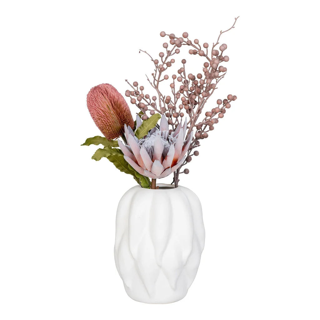 Vase décoratif en céramique blanche mate avec arrangement de fleurs et baies artificielles