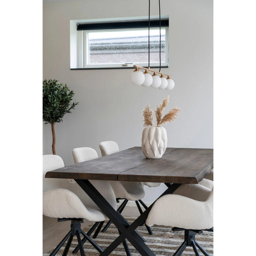 Table à manger en bois avec base en métal noir et chaises blanches modernes