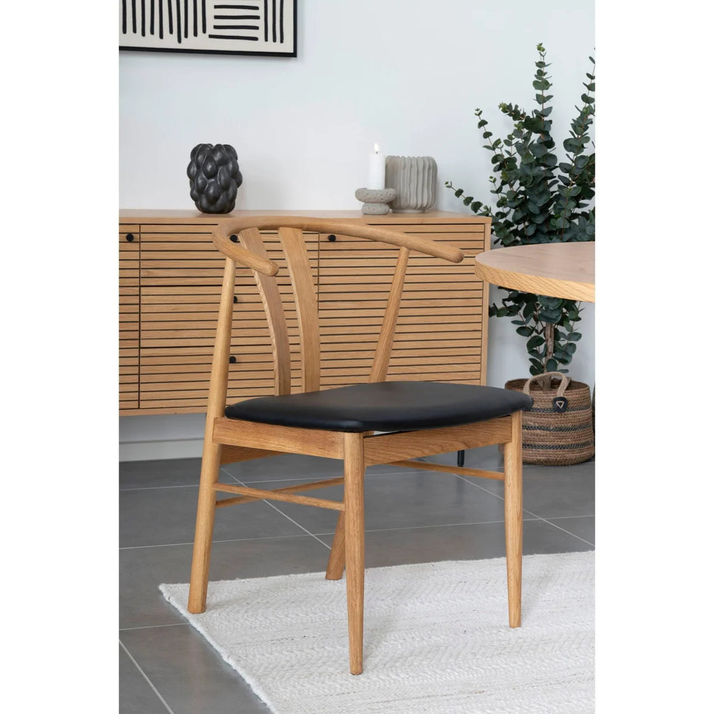Chaise wishbone en bois clair avec siège noir rembourré