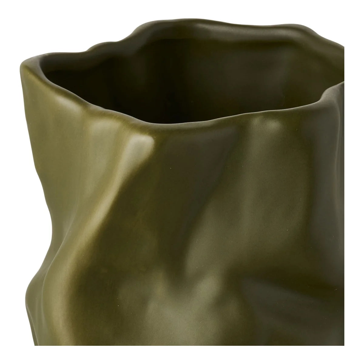 Vase décoratif en céramique vert olive avec une finition mate et un bord irrégulier