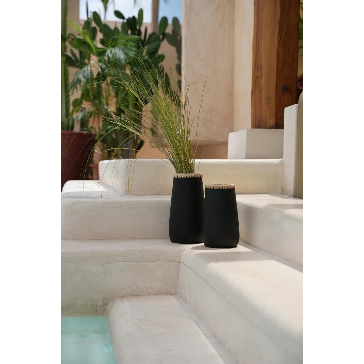 Vases décoratifs cylindriques noirs en terre cuite avec accents d’herbes sèches