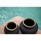 Deux pots en terre cuite noires avec bords en paille tissée, décoration élégante