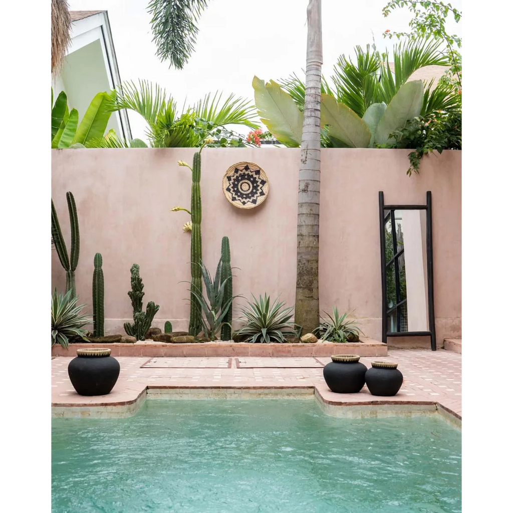 Vase décoratif noir en terre cuite Ø33 cm avec image d’une piscine extérieure paisible