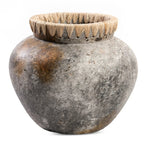 Vase décoratif en terracotta grisée avec un rebord en fibre naturelle, H27 cm