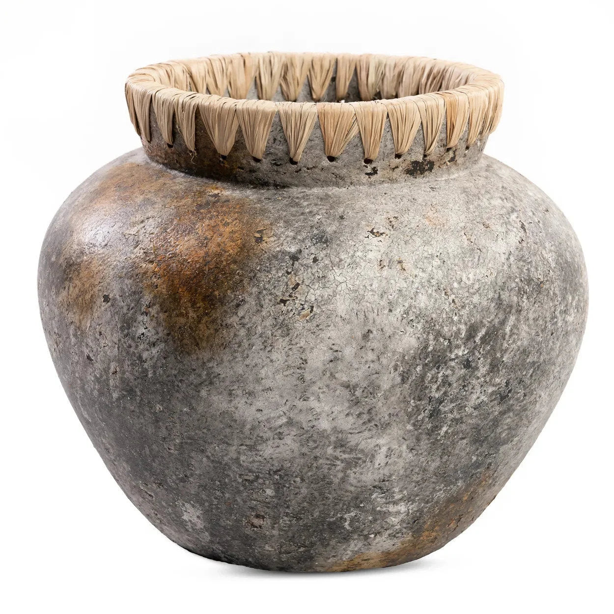 Vase décoratif en terracotta grisée avec un rebord en fibre naturelle, H27 cm
