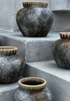 Vase décoratif en terracotta grisée avec raphia tressé, texture sombre et rim léger