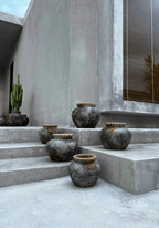 Collection de six pots en céramique rustiques grisées avec textures et rebords rainurés