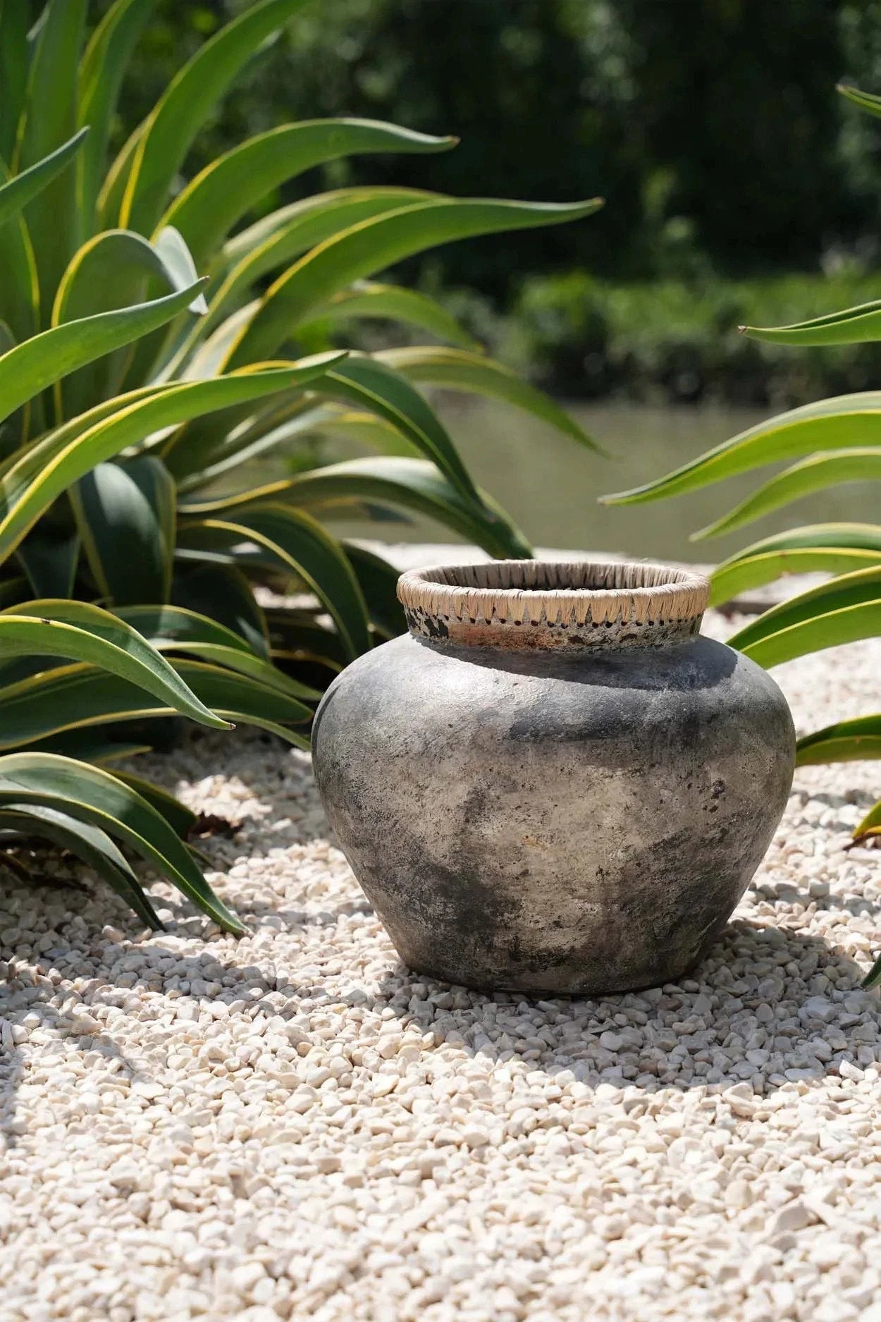 Vase décoratif en terracotta grisée avec texture rustique et rim décoratif