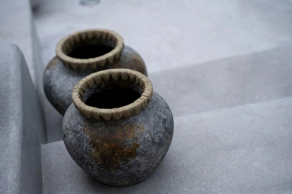 Vases décoratifs en terre cuite grisée avec raphia tressé, hauteur 27 cm