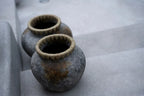 Vases décoratifs en terre cuite grisée avec raphia tressé, hauteur 27 cm
