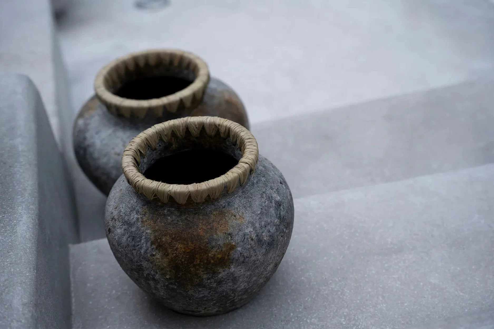 Vases décoratifs en terre cuite grisée avec raphia tressé, hauteur 27 cm