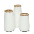 Vases décoratifs en terre cuite blanc naturel avec raphia, texture et bordure tan
