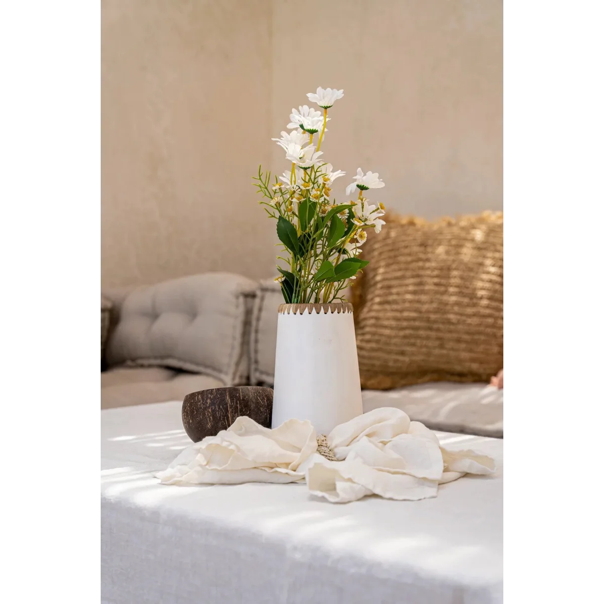 Vase décoratif en terre cuite blanc avec bordure en raphia, bouquet de marguerites
